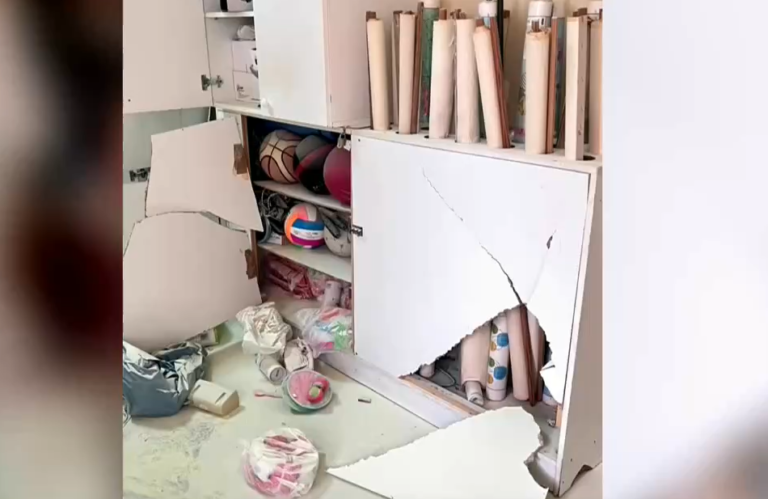 Στο αυτόφωρο μητέρα ανήλικου δράστη που φέρεται να συμμετείχε στον βανδαλισμό σχολείου στη Γλυφάδα