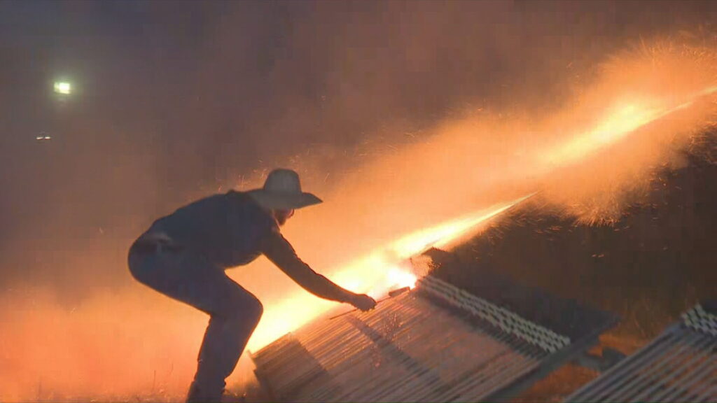 Χίος: Χιλιάδες ρουκέτες φώτισαν τον ουρανό στον Βροντάδο – Πραγματοποιήθηκε τελικά ο ρουκετοπόλεμος μετά το θρίλερ των τελευταίων ημερών